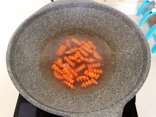 7、鸡蛋炒年糕,胡萝卜焯水2分钟