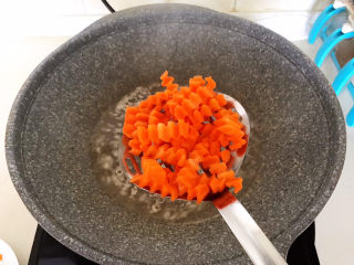 8、鸡蛋炒年糕,把焯好的胡萝卜捞出来，沥干水份