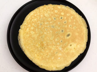 12、鸡蛋炒年糕,把煎好的鸡蛋饼倒扣在盘子里