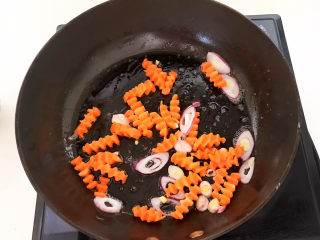 14、鸡蛋炒年糕,加入胡萝卜翻炒均匀