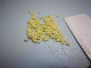 2、凉拌黄瓜卷,拍扁剁成蒜末，氧化十五分钟