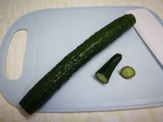 4、凉拌黄瓜卷,切去两头