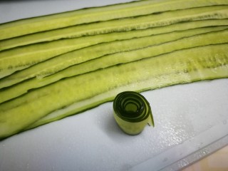 7、凉拌黄瓜卷,从一头卷起，卷成黄瓜卷