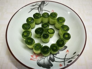 8、凉拌黄瓜卷,全部卷好放入盘中