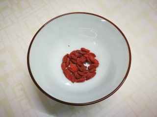 9、凉拌黄瓜卷,取适量枸杞