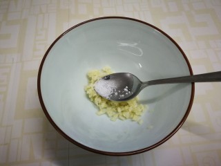 12、凉拌黄瓜卷,放入少许盐