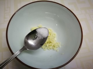 13、凉拌黄瓜卷,放入少许糖