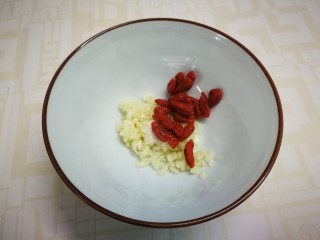 14、凉拌黄瓜卷,放入枸杞