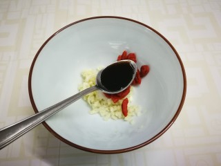 15、凉拌黄瓜卷,放入一勺香醋