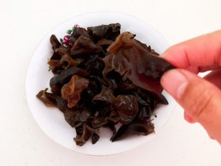3、清炒山药木耳,把大块的木耳切成宽条