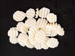 5、清炒山药木耳,把山药用狼牙刀切成小片