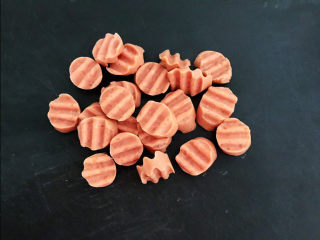 7、清炒山药木耳,把火腿肠切成小片