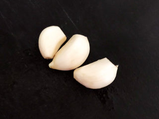 8、清炒山药木耳,大蒜清洗干净