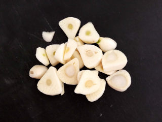 9、清炒山药木耳,把大蒜切成小片