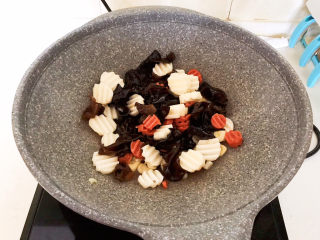 18、清炒山药木耳,翻炒2分钟