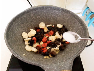 19、清炒山药木耳,加入水淀粉，加入精盐