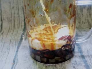 9、脏脏茶,裹好的黑珍珠就可以倒入杯中。糖浆要在杯子四周都挂上，最好放凉一点再倒入牛奶，不然很容易就混合到一起啦。