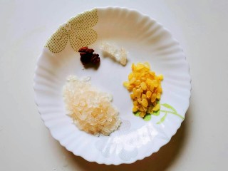 1、喝一碗抵过敷十张面膜，养颜美容的平价燕窝,备好材料。