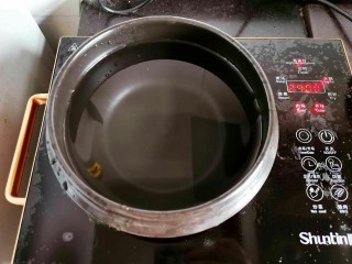 3、喝一碗抵过敷十张面膜，养颜美容的平价燕窝,砂锅放入足够的水
