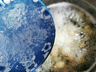 8、喝一碗抵过敷十张面膜，养颜美容的平价燕窝,放入雪燕。