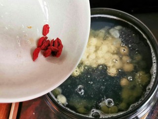 9、喝一碗抵过敷十张面膜，养颜美容的平价燕窝,枸杞，再煮个10分钟就可以喝啦！