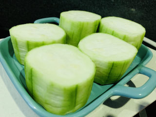 3、蒜蓉蒸丝瓜,切大块