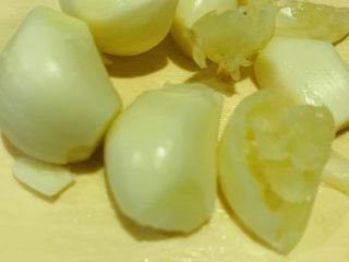 4、蒜蓉蒸丝瓜,蒜瓣剥皮