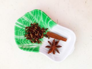 1、爆炒基围虾,准备辅料：4克花椒粒，一朵八角，一块桂皮