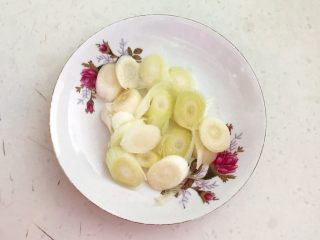 2、爆炒基围虾,把大葱切成葱花