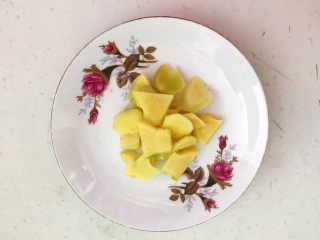 3、爆炒基围虾,鲜姜削皮后切成小片