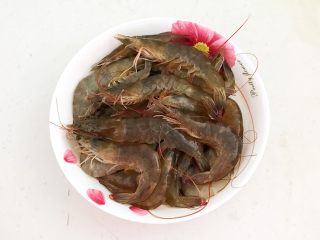 4、爆炒基围虾,鲜活基围虾500克，清洗干净