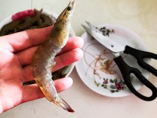 5、爆炒基围虾,把虾须，虾脚剪掉