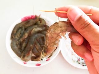 6、爆炒基围虾,挑出虾线