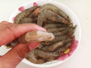 7、爆炒基围虾,给海虾开背