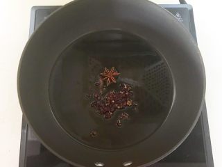 8、爆炒基围虾,炒锅烧热后加入1勺大豆色拉油，油温6分热的时候加入花椒粒，八角和桂皮，炒出香味