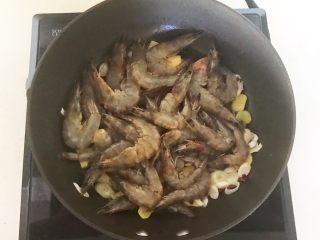 11、爆炒基围虾,加入海青虾