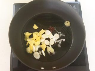 9、爆炒基围虾,加入葱花和姜片