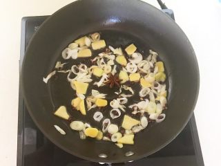 10、爆炒基围虾,煸炒出香味