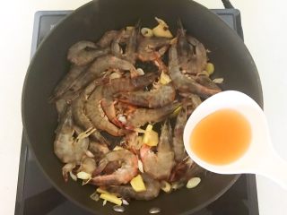 12、爆炒基围虾,加入半勺料酒，烹去腥味