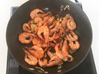 13、爆炒基围虾,把鲜虾炒至变色，自然弯曲