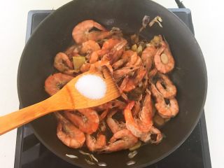 14、爆炒基围虾,加入3克精盐