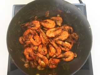 15、爆炒基围虾,翻炒均匀即可，爆炒基围虾做好了~