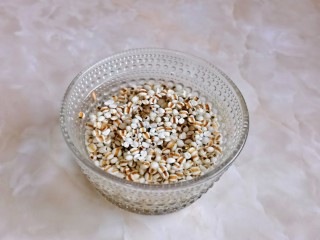 1、冬瓜薏米排骨汤,首先我们一定要先把薏米泡上，米淘干净后冷水泡即可。