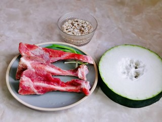 2、冬瓜薏米排骨汤,准备好其它食材。