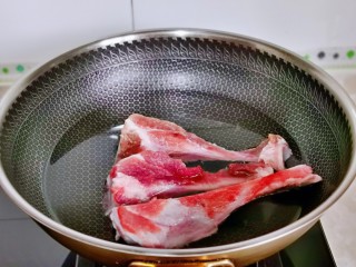 3、冬瓜薏米排骨汤,首先将扇骨焯水，冷水下锅，大火烧开煮3分钟，捞出反复冲洗，直到把排骨上的杂质冲洗干净为止。