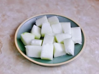 4、冬瓜薏米排骨汤,冬瓜去皮，去籽，洗干净再切小块。