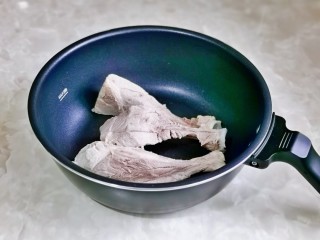 5、冬瓜薏米排骨汤,把处理好的排骨放入锅中。