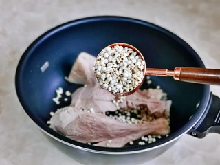 6、冬瓜薏米排骨汤,再加入泡好的薏米。