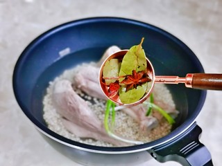 8、冬瓜薏米排骨汤,再加入香叶，八角，姜片。