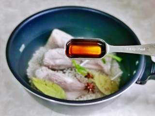 9、冬瓜薏米排骨汤,加入料酒去腥。